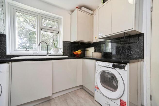 2 bed Flat for sale Image 4
