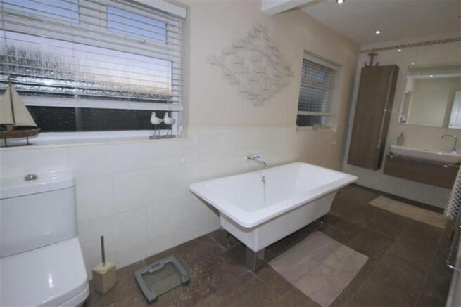 LUXURY BATHROOM / WC