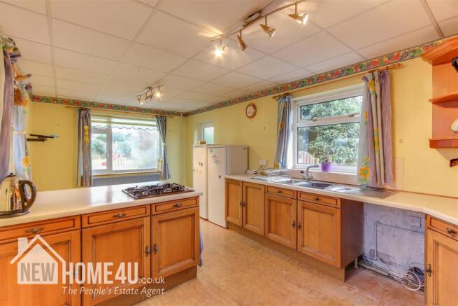 KITCHEN / BREAKFAST ROOM:
