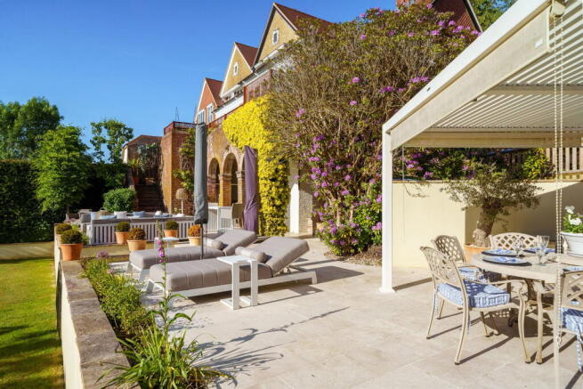 Swissland Hill, Dormans Park photo 2
