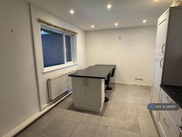 3 bed Semi-Detached to rent Image 6