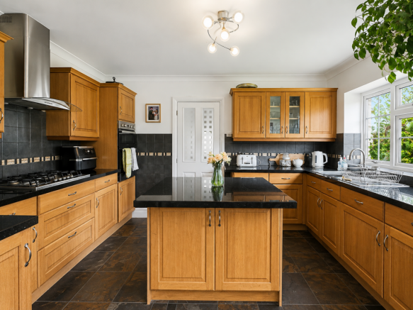 4 bed Detached for sale Image 2