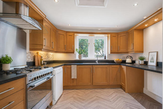 4 bed Detached for sale Image 4
