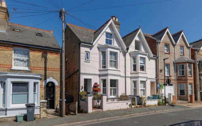 Period character property in heart of Cowes