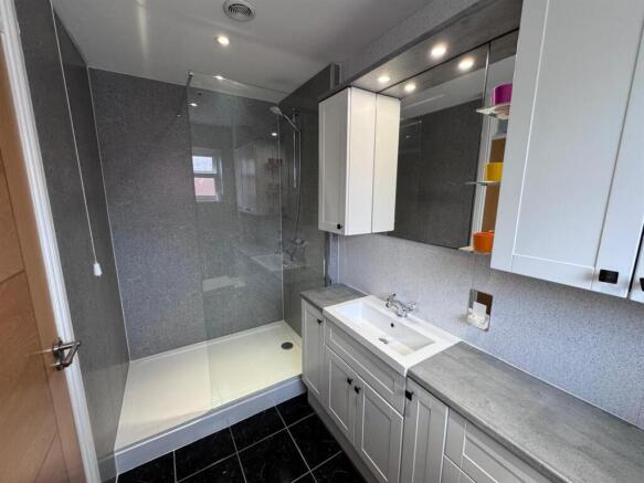 EN-SUITE SHOWER ROOM/W.C.