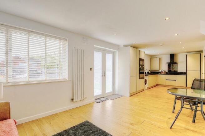 4 bed Semi-Detached to rent Image 9