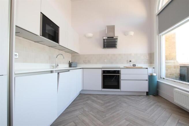 Kitchen_.JPG