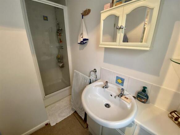 EN-SUITE SHOWER ROOM