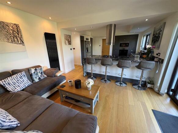 4 bed Detached for sale Image 11