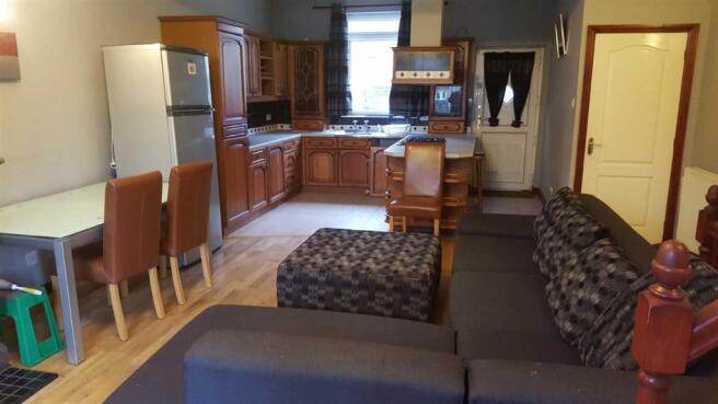OPEN-PLAN LIVING KITCHEN