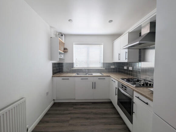 4 bed Detached to rent Image 4