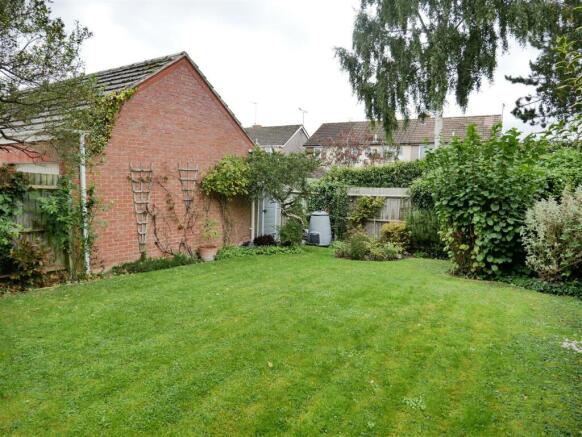 REAR LANDSCAPED GARDEN