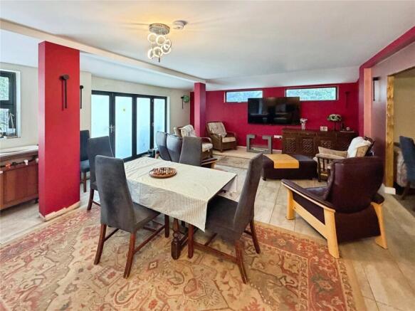 5 bed Detached for sale Image 4