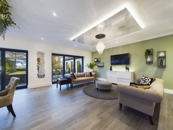 5 bed Detached for sale Image 8