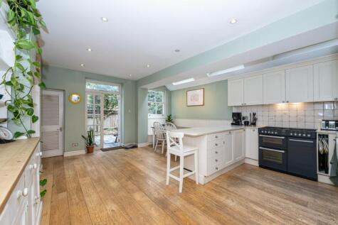 5 Tregarvon Road, Battersea London, SW11 5QD