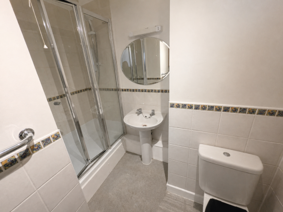 2 bed Flat to rent Image 12