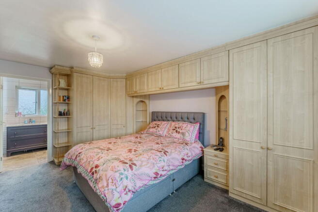 4 bed Detached for sale Image 4