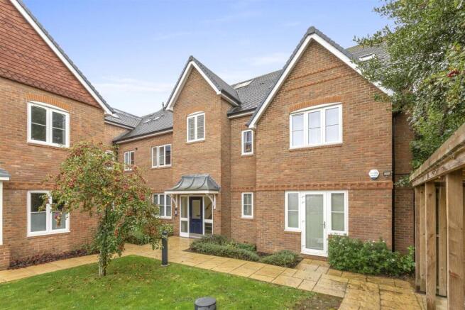 14 Queens Court, Amersham Road, HP15 7HN-11.jpg