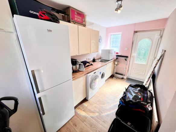 4 bed Detached to rent Image 6