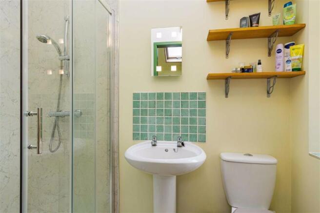 EN-SUITE SHOWER ROOM