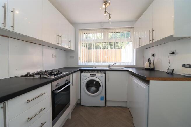 2 bed Semi-Detached to rent Image 4