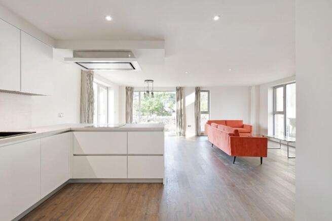 3 bed Apartment to rent Image 5