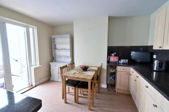 Kitchen/Dining Room: