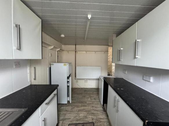 Kitchen 2.jpg