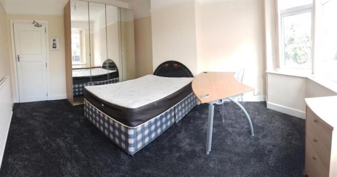 Bright single bedroom with a comfortable bed, l...