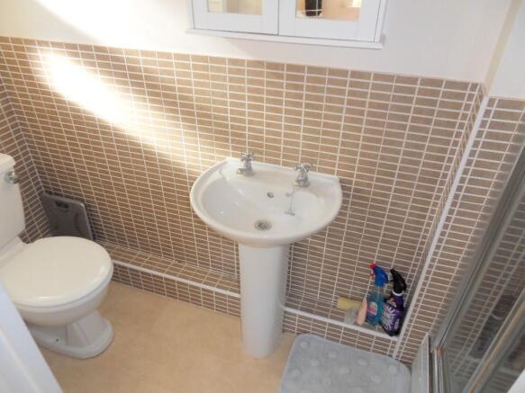 EN-SUITE SHOWER ROOM