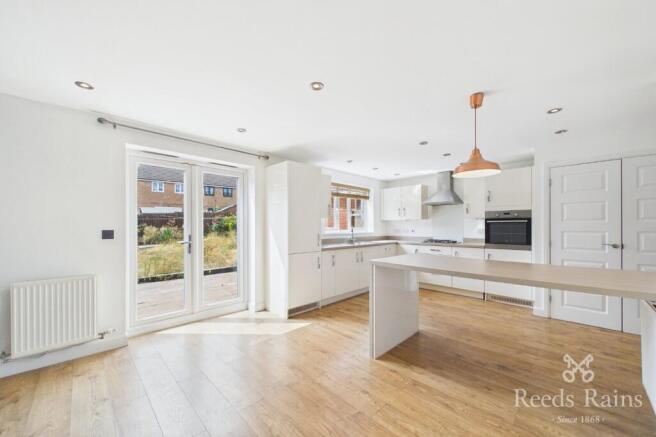 4 bed Detached to rent Image 4