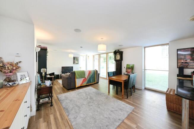 2 bed Flat for sale Image 6