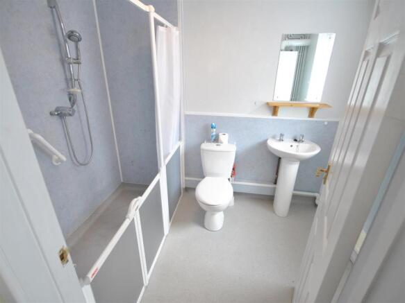 GROUND FLOOR BATHROOM