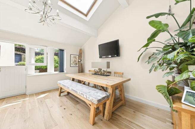 5 bed Semi-Detached for sale Image 12