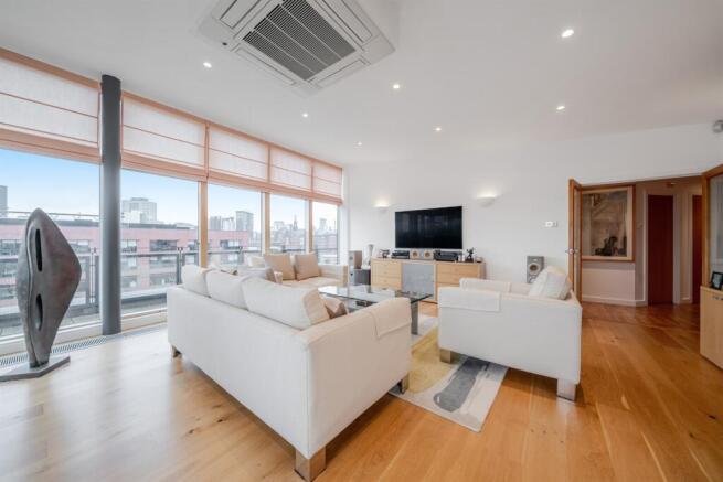 3 bed Flat for sale Image 4
