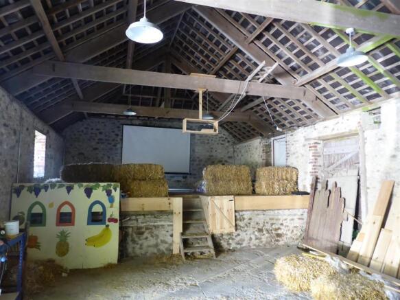 LARGE BARN/STABLES