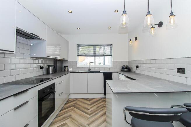 2 bed Flat for sale Image 6