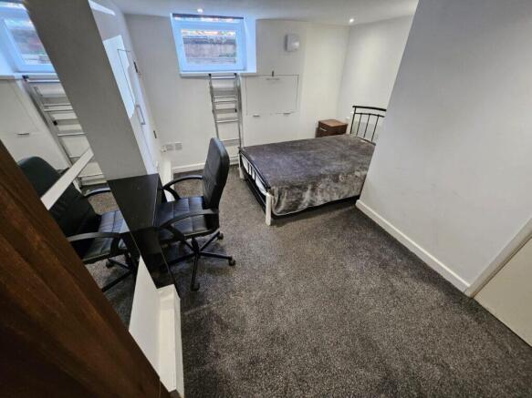 4 bed Terraced to rent Image 9