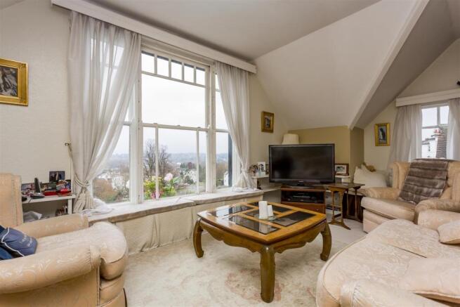 DUAL ASPECT SITTING ROOM