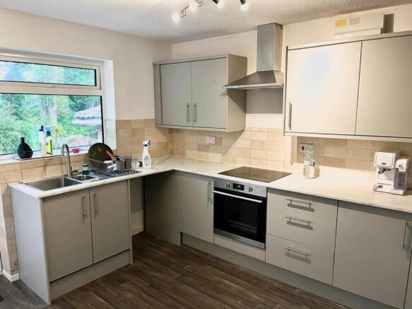 3 bed Semi-Detached Bungalow to rent Image 4
