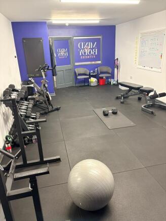PRESENT- FITNESS STUDIO