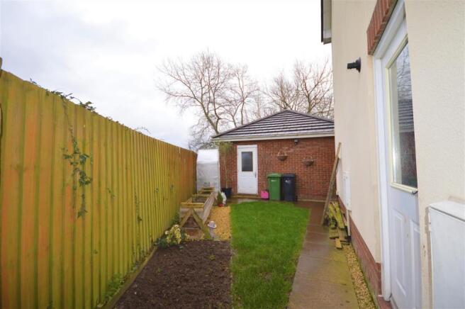 Side Woodfield Close.JPG