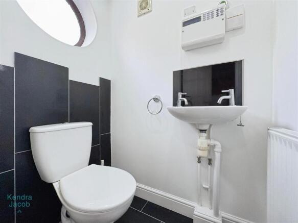 4 bed Detached for sale Image 9