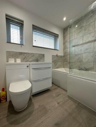 Bathroom barnetby.jpg