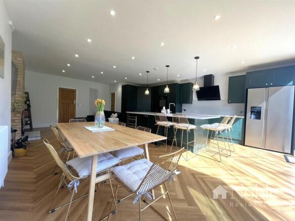 Kitchen/ Dining Room