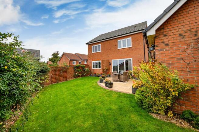 2 Appletree Close-06.jpg