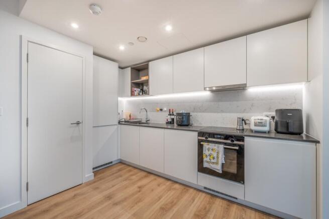 1376547-10-691136...