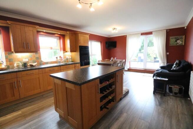 4 bed Detached for sale Image 5