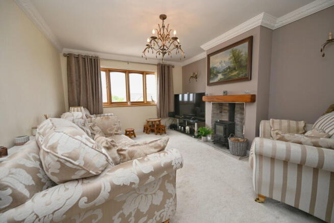 5 bed Detached for sale Image 12