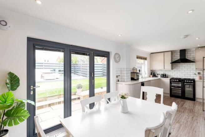 15 Winton Park, Edinburgh, EH10 7EX photo 4
